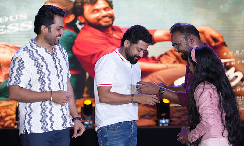’விருமன்’ செய்த வசூல் சாதனை! - படக்குழுவினருக்கு வைரக்காப்பு பரிசளித்த சக்திவேலன்