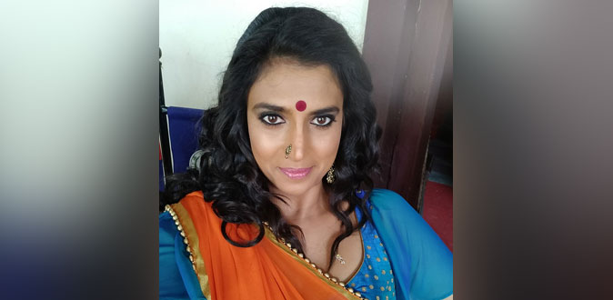 முத்தத்தின் மூலம் மீண்டும் சர்ச்சையை ஏற்படுத்திய கஸ்தூரி!