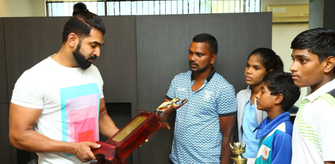 குத்துச்சண்டை வீரர்களுடன் நடிகர் அருண் விஜய் திடீர் சந்திப்பு!