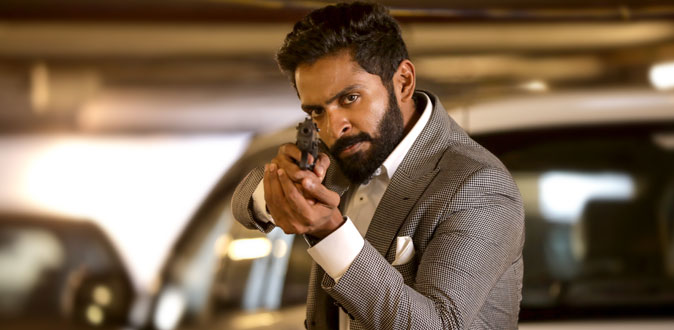 பிர்லா போஸுக்காக 45 வயது தோற்றத்திற்கு மாறிய விக்ரம் பிரபு!