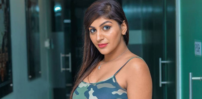 யாஷிகா ஆனந்தை படுக்கைக்கு அழைத்த ஹீரோவின் அப்பா இவரா?