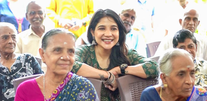 முதியோர் இல்லத்தில் பிறந்தநாள் கொண்டாடிய நடிகை சாக்‌ஷி அகர்வால்!