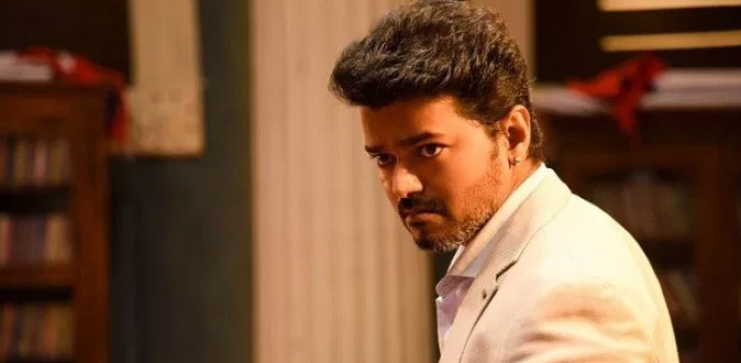 விபத்தில் சிக்கி காயமடைந்த ஊழியரை சந்தித்த விஜய்! - வைரலாகும் புகைப்படம்