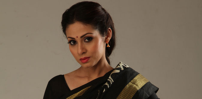 சதா நடிப்பில் உருவாகியுள்ள ‘டார்ச் லைட்’! - சென்சார் சான்றிதழுக்காக போராடிய இயக்குநர்