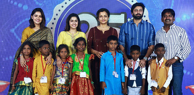 குழந்தைகளுடன் தீபாவளி கொண்டாடிய திரை பிரபலங்கள்