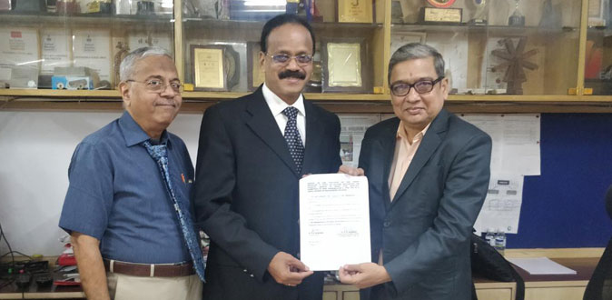 டாக்டர் பட்டம் பெற்ற தயாரிப்பாளர் தனஞ்செயன்!
