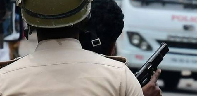 படப்பிடிப்பில் அடிதடி! - பிரபல நடிகரை துப்பாக்கியோடு வளைத்த போலீஸ்