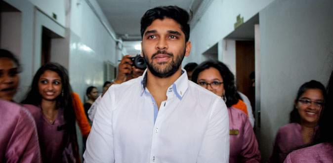 மகளிர் கல்லூரியில் மாஸ் காட்டிய துருவ் விக்ரம்! - கூச்சலிட்ட மாணவிகள்