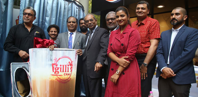 ஐஸ்வர்யா ராஜேஷ் தொடங்கி வைத்த நடமாடும் டீ கடை!