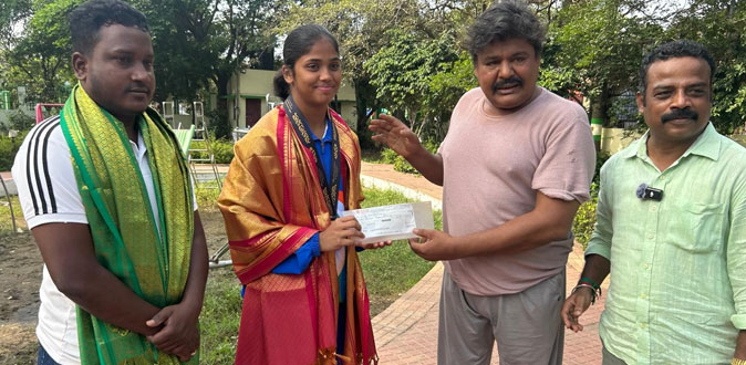 கண்ணகி நகர் கார்த்திகாவிற்கு ரூ.1 லட்சம் கொடுத்து வாழ்த்து தெரிவித்த நடிகர் மன்சூர் அலிகான்!