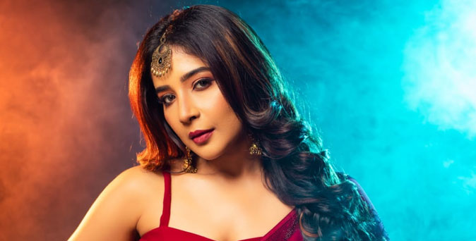 கவர்ச்சி புகைப்படங்கள் வெளியிடுவது ஏன்? - மனம் திறந்த நடிகை சாக்‌ஷி அகர்வால்
