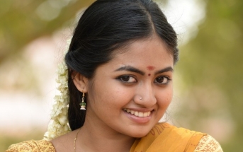 Shaalin Zoya in Raja Mandhiri