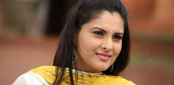 அப்படி எல்லாம் நடிக்க முடியாது! - இயக்குநரிடம் கரார் காட்டிய ’குத்து’ ரம்யா