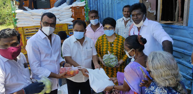 நடிகர் சங்க உறுப்பினர்களுக்கு நிவாரண பொருட்கள் வழங்கிய பூச்சி முருகன்