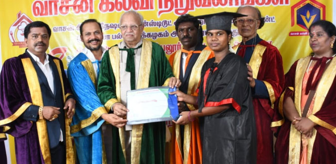 பட்டமளிப்பு விழாவில் பப்ளிக் ஸ்டார்!