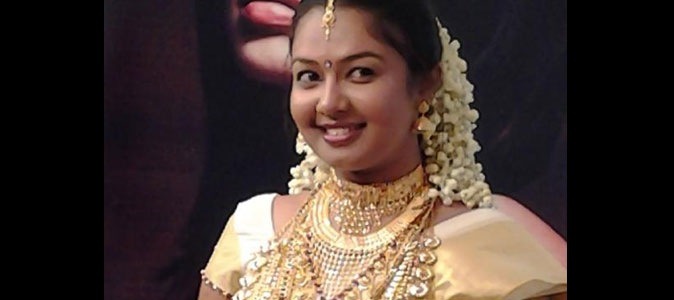 கள்ள நோட்டு வழக்கில் கைதான நடிகையின் பின்னணியில் சாமியார்!
