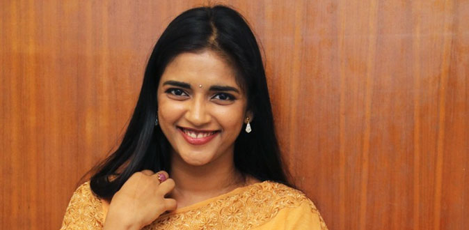 ”100 ஆண்கள், 2 பெண்கள்”! - நடிகை வசுந்தராவின் பரபரப்பு பேட்டி
